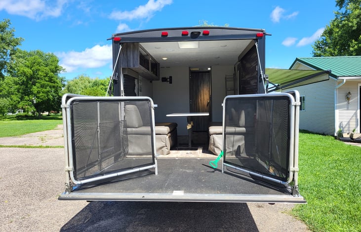 closed in outdoor patio, great for pets or a night out under the stars