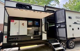 Luxury Black Label RV Sleeps 9 - Outdoor Kitchen