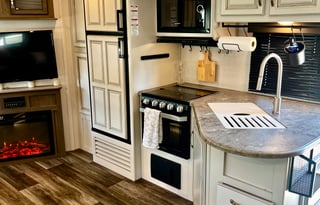 RV for 6 Guests | Burning Man Ready | Yucca Valley