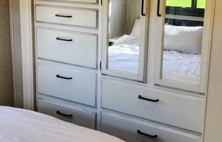 Sleeps 8 with Queen, Bunkbeds, Shower, Kitchen+