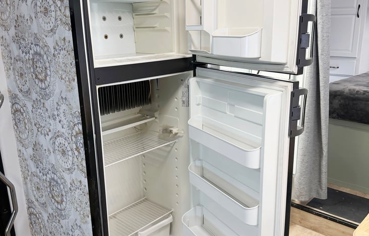 Las Vegas RV Refrigerator – Fully Equipped Motorhome – Festival Camping Travel