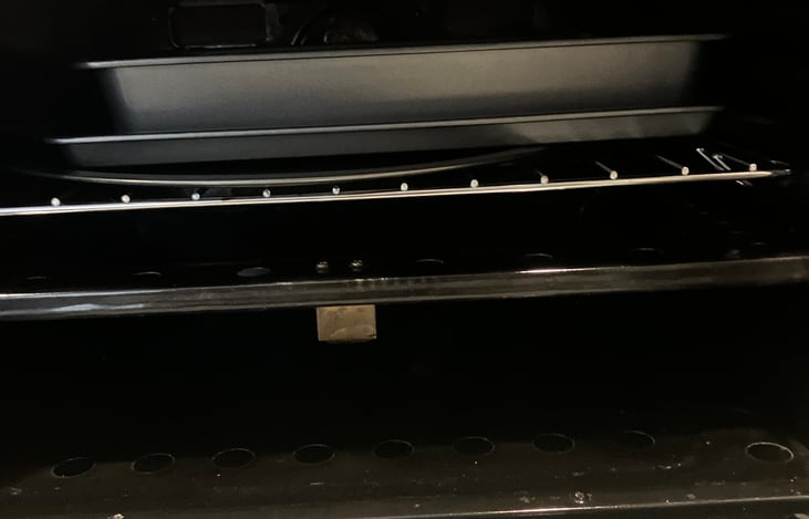 Oven- complete with oven safe pans!