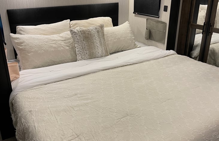 Master Bedroom/King Bed