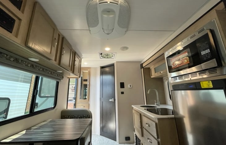 With its well-designed layout and thoughtful details, the entrance sets the stage for comfortable and convenient living on the road.
