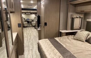 2021 Thor Hurricane 36' 1 1/2 baths