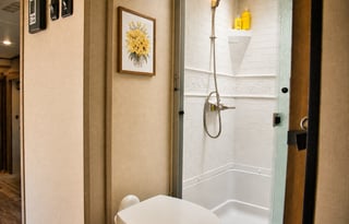 2 Bedroom/2 Bath w tub Luxury Fifth WheelGWTX 2797
