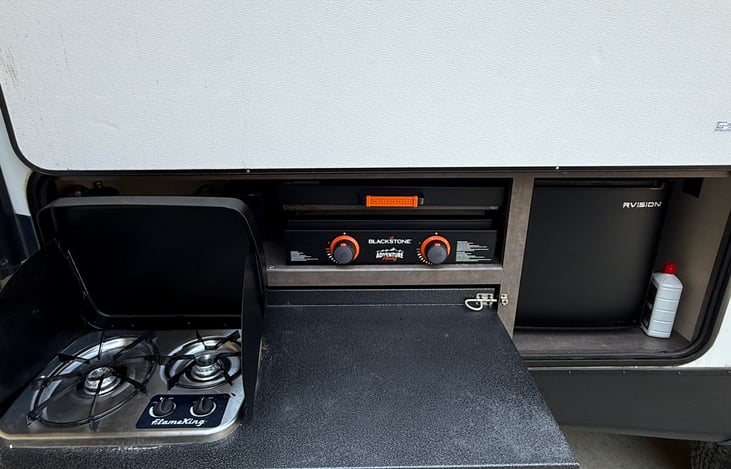 Outdoor grill area with Fridge