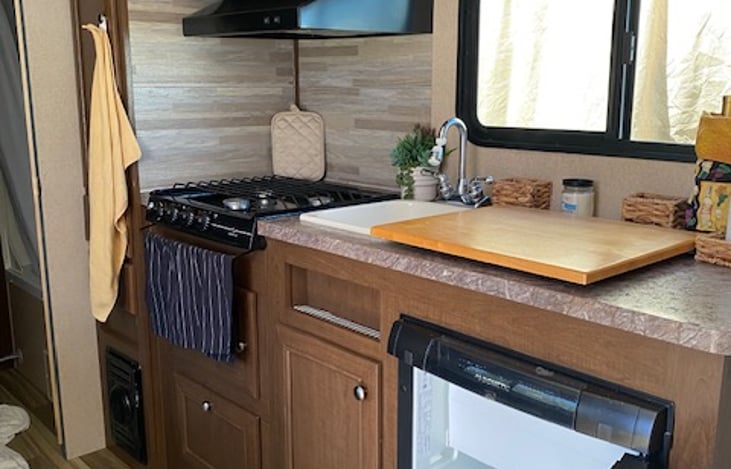 Great kitchen stove top & microwave 
Surprisingly big fridge/freezer