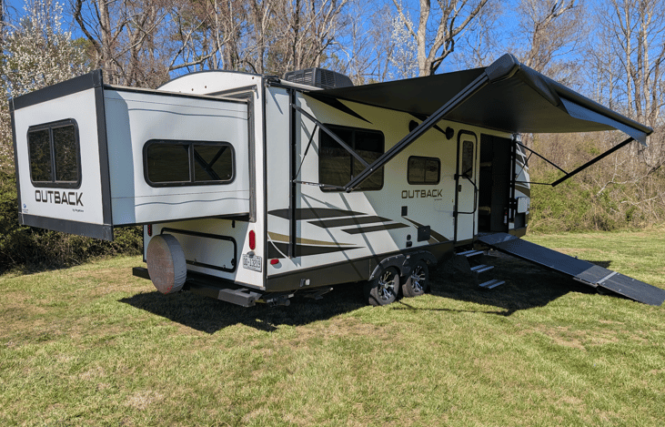 Outback Ultra Lite is a great toy hauler model with all the modern amenities you will need for your trip. At 28 feet long, it is easy to tow as well.