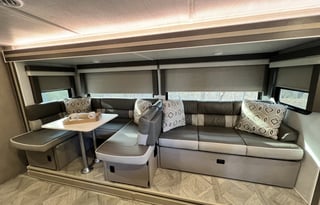 Sleeps 10! Private Bunk House and Bedroom!