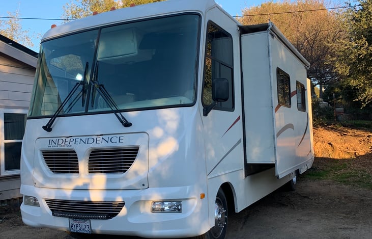 2003 Independence 8330 | RVshare