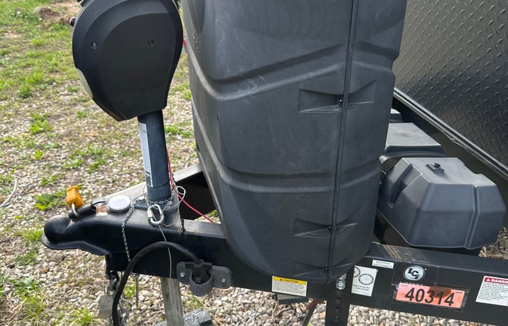 Tongue Jack, 2 x propane tanks, and battery