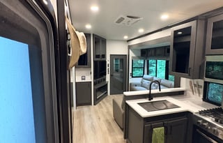 Luxury 2025 Alliance Valor 44V14 w/ 14' Garage