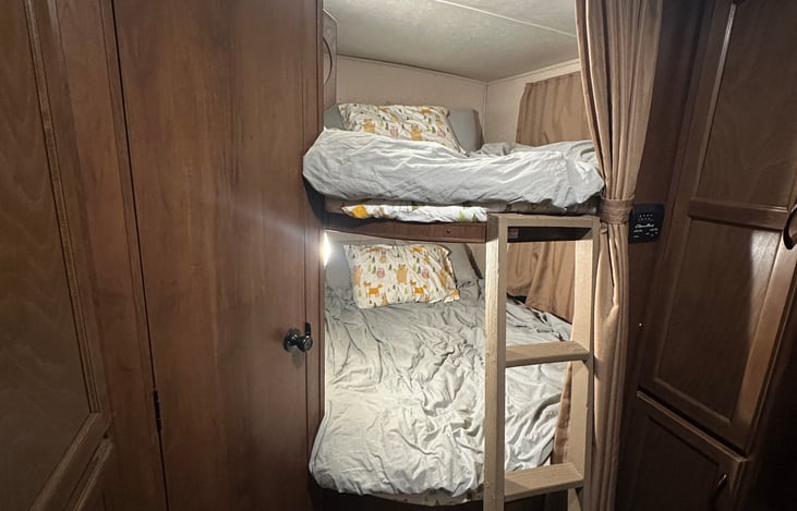 Double full size Bunks!  (sleeps 2 each)
