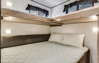 SLEEPS 6 + Outdoor fridge & Grill