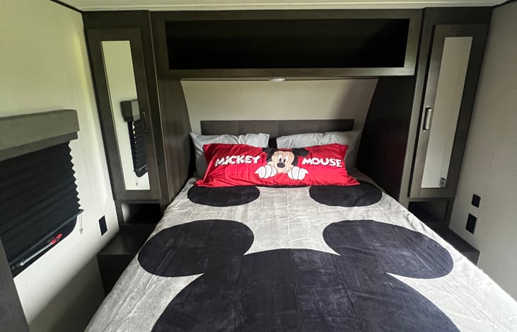 Main bedroom - Queen size bed and a TV