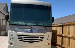 33 ft motorhome - sleeps 6