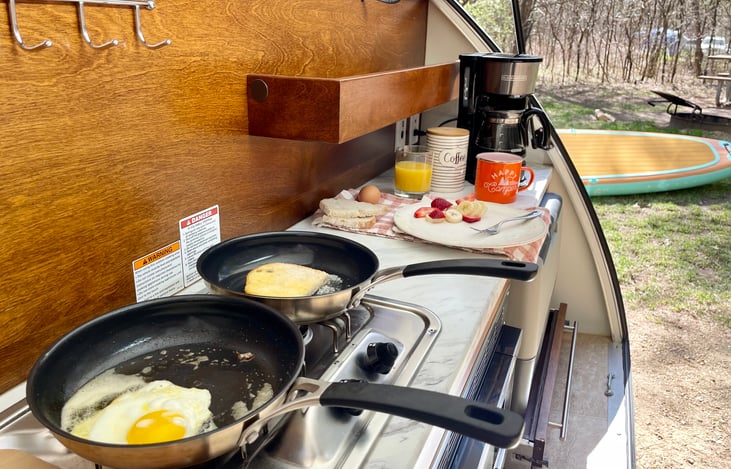 Happy's kitchen area features an electric powered fridge and 2 outlets with USB connection as well as an automobile auxiliary power outlet.