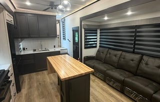 Luxury Camping Experience | Spacious Sabre 36DBB