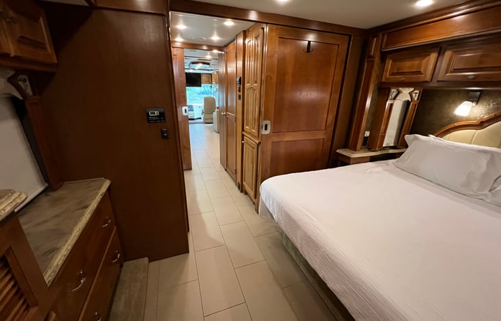 Bedroom | King Size Bed