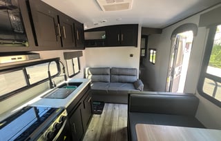 2022 Springdale 28ft Bunkhouse - Solar/Inverter