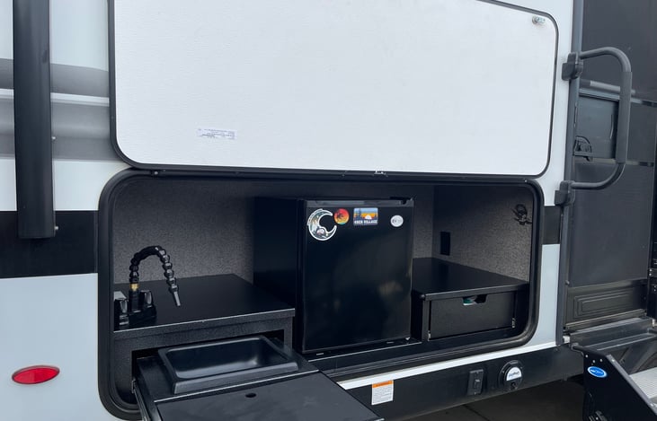 Outdoor sink and refridgerator