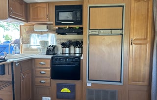 Large Camper - Vacation Ready/Full of Amenities