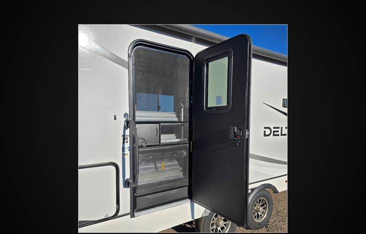 🌬️ Welcome to Your Weekend Getaway!
You can open up and enjoy the Colorado fresh air without the bugs! This RV features screen doors on both entryways for comfortable ventilation and a truly breezy s