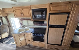 2011 Thor Motor Coach Hurricane 34B