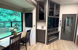 Luxury 2025 Alliance Valor 44V14 w/ 14' Garage