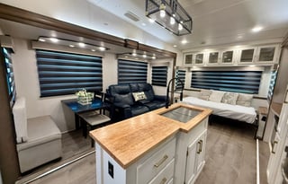 Prime Time RV Crusader 382MBH (BRFL 1686)