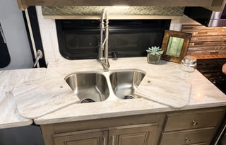 Enzo: New, Kid friendly, 2 full bath, washer/dryer