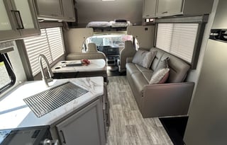 2025 Thor Chateau 30ft. RV -free private shuttle
