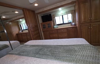 Winnebago:King Bed • FREE WiFi • Solar