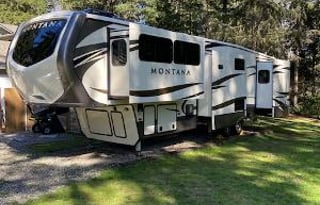 Kay-9 2016 Keystone RV Montana 3710 FL