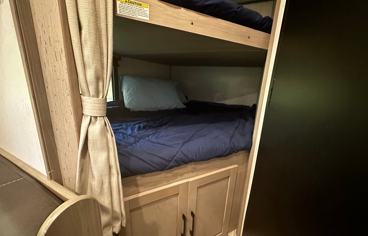 Bunk bed (bottom)