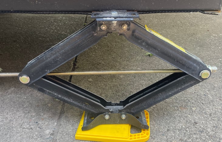 Four hand cranked stabilizing jacks