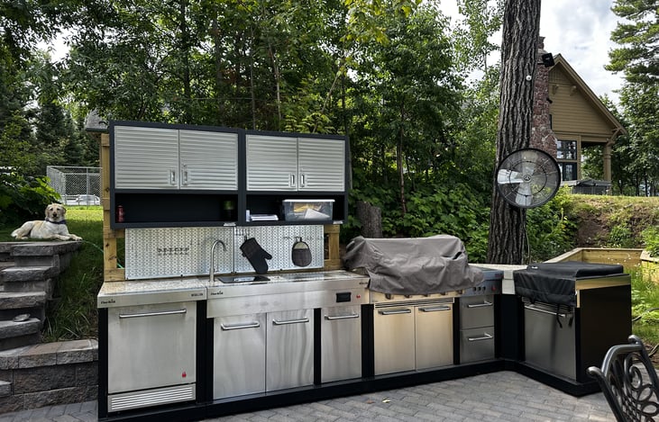 Outdoor kitchen with functional sink!  There's also a built in cooler, gas grill and griddle.  Fully stocked!