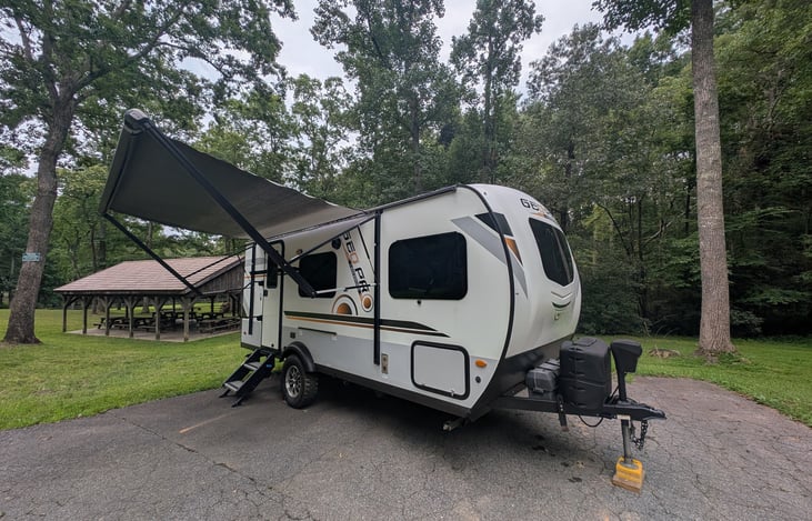 This lightweight and modern Geo Pro 19QB is loaded and off-grid ready with solar power. Enjoy a cozy queen bed, full kitchen, bath, outdoor griddle, and power awning. Perfect for your next adventure!
