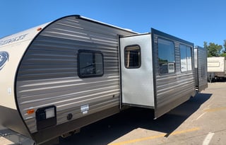 35' Cherokee Sleeps 12 with TRIPLE slide out! HUGE