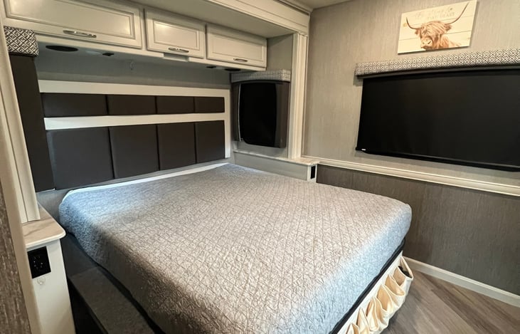 Bedroom with Linen. You can rent the RV with or without Linens. We do not provide pillows.