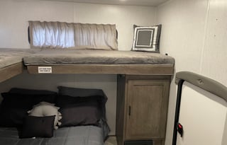 Spacious TWO Bedroom Home Away From Home-Bunkhouse