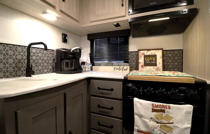 Experience "Harmony" with our 2024 Heartland Sundance U-L 278BH located near Table Rock Lake near Branson Missouri and Lake Of The Ozarks. Thank you from us at Stone Mountain RV & Camper Rentals!