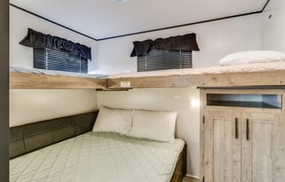 SLEEPS 6 + Outdoor fridge & Grill