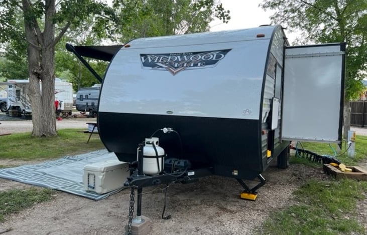 U-Shaped dinette slide out.