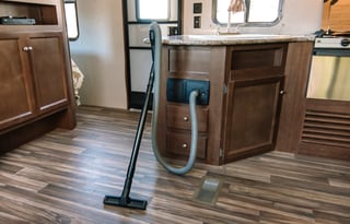 BaseCamp Hideout - 1 slide bunkhouse for families!