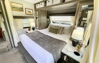 Luxurious, cozy glamper, outdoor kitchen + more!