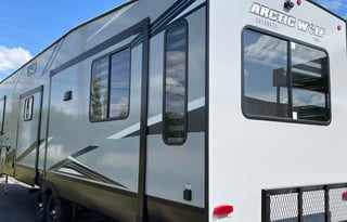 2022 Cherokee Arctic Wolf Suite 3660