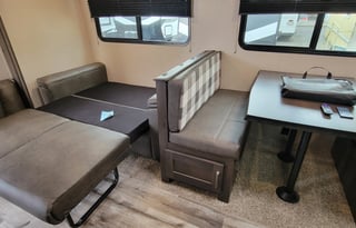 Dual-Suite Retreat Family Bunkhouse 32' Transcend