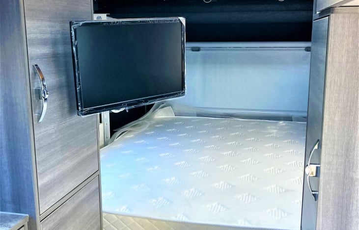 King size bed and TV/DVD